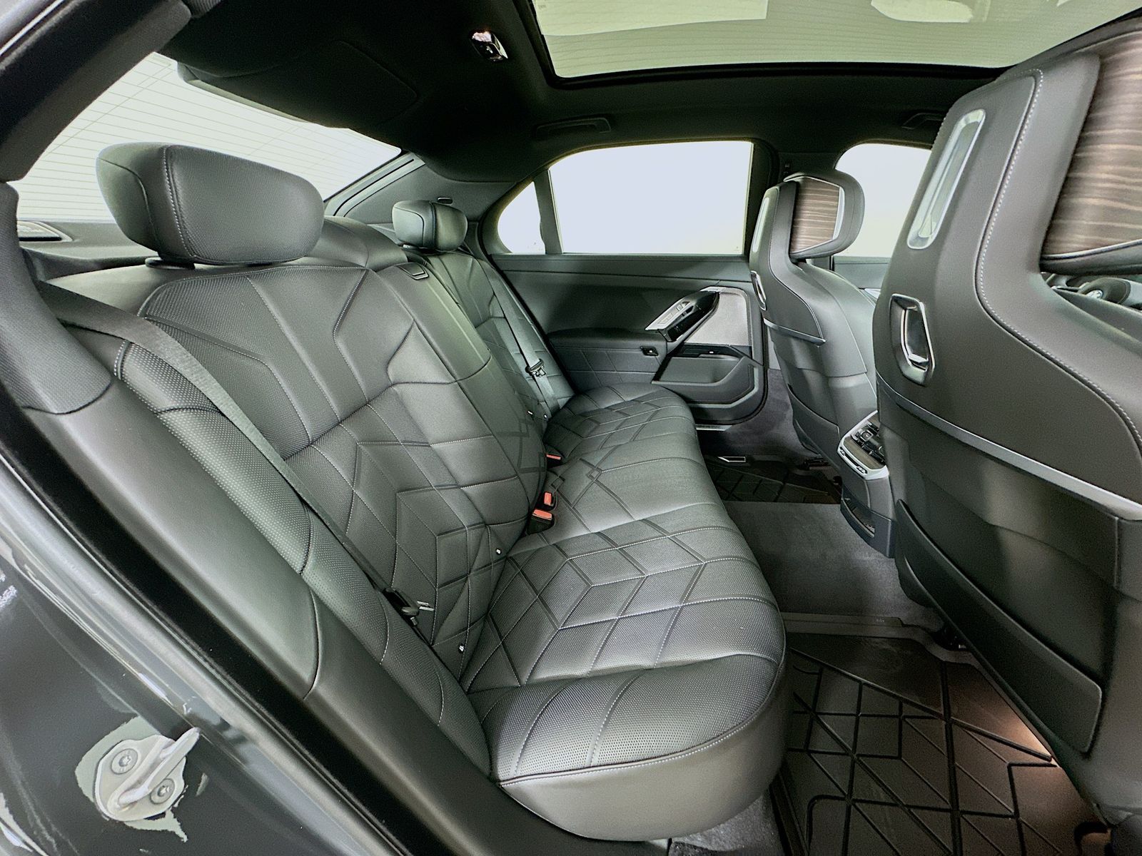 2026 BMW 7 Series 750e - Photo 40