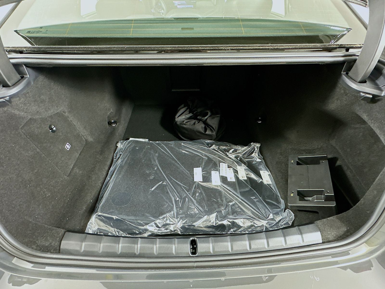 2026 BMW 7 Series 750e - Photo 37
