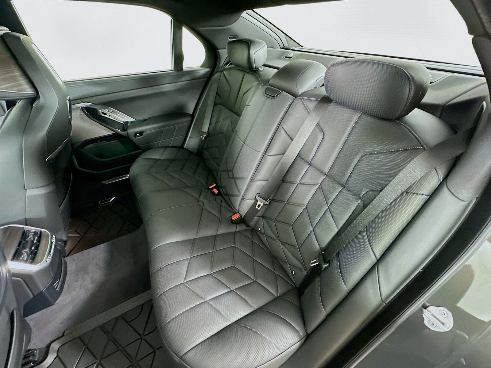 2026 BMW 7 Series 750e - Photo 35