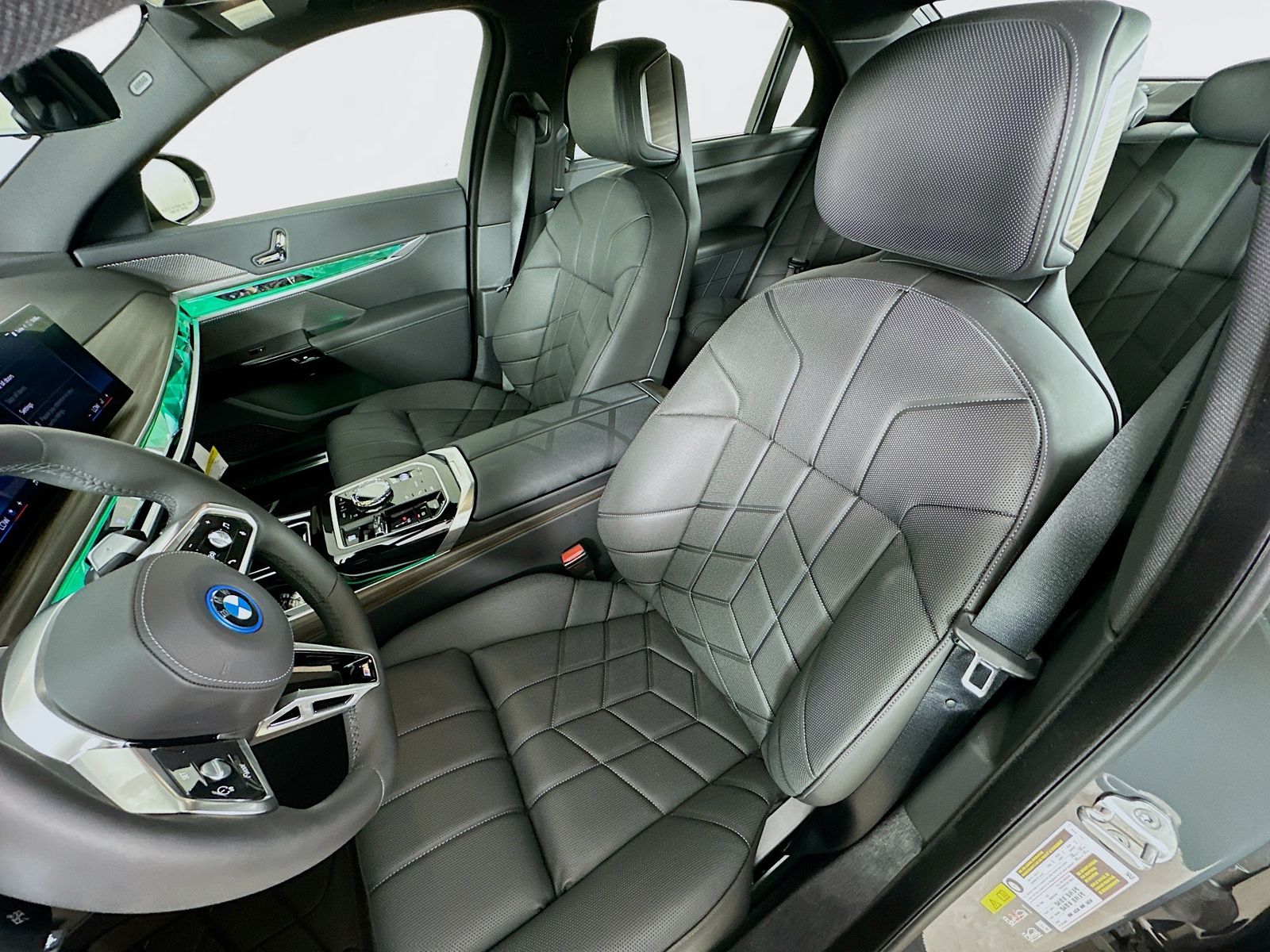 2026 BMW 7 Series 750e - Photo 33