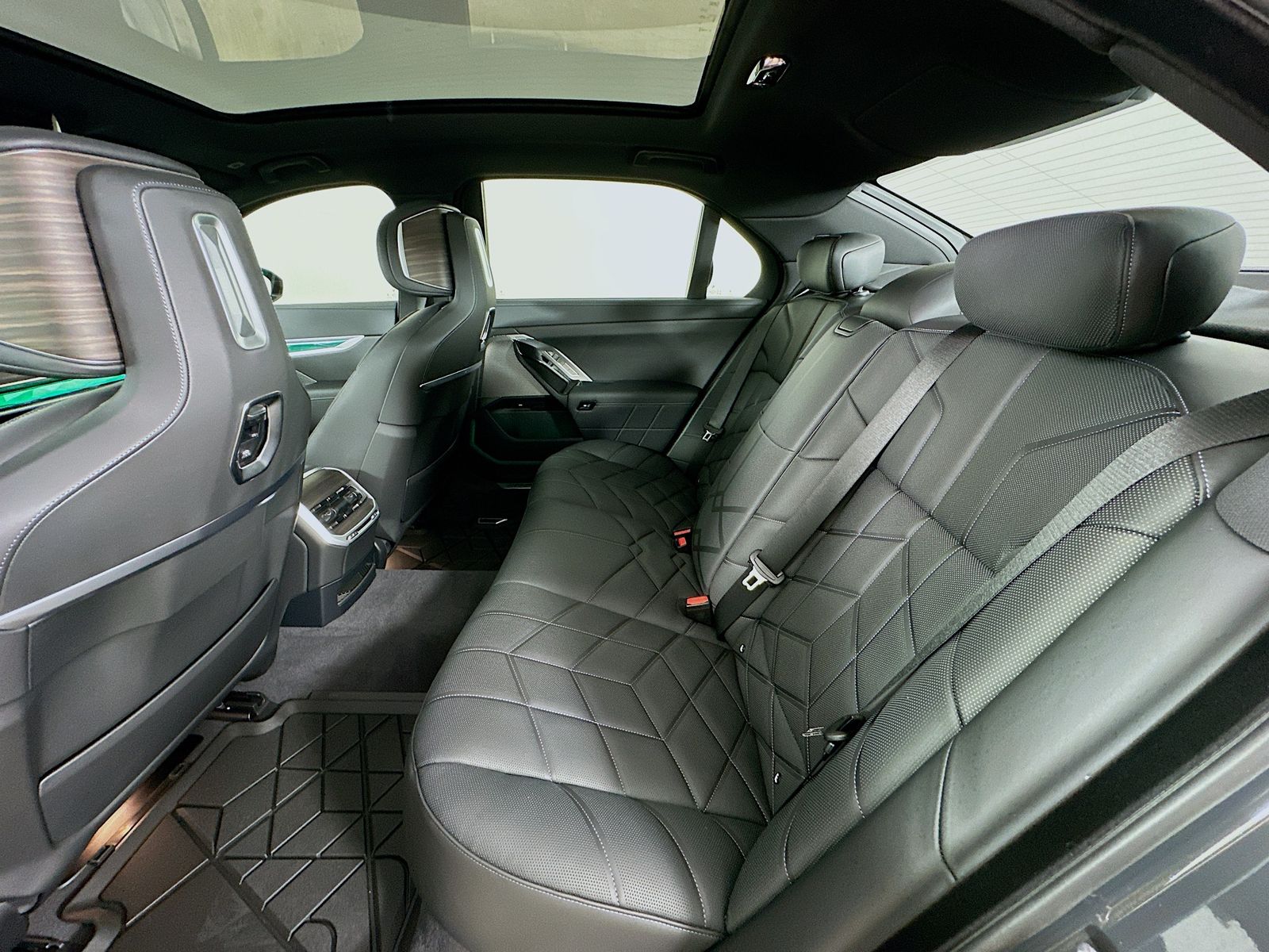 2026 BMW 7 Series 750e - Photo 36