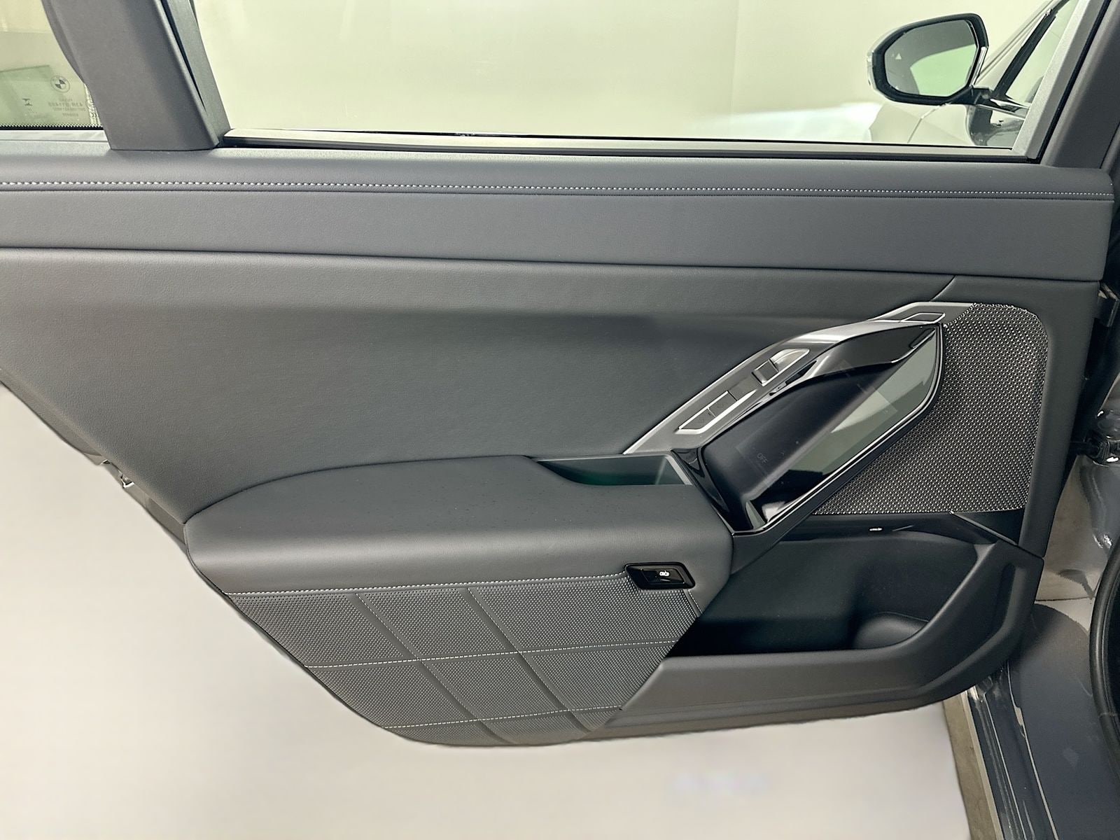 2026 BMW 7 Series 750e - Photo 34