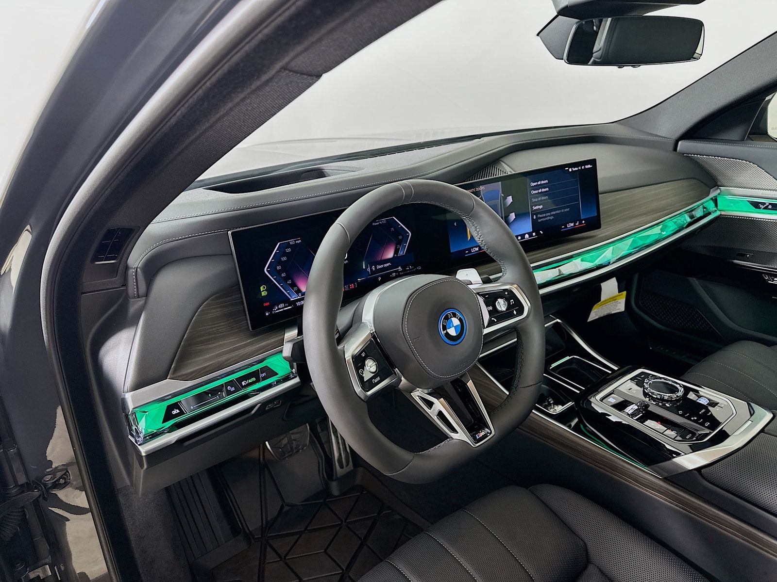 2026 BMW 7 Series 750e - Photo 31