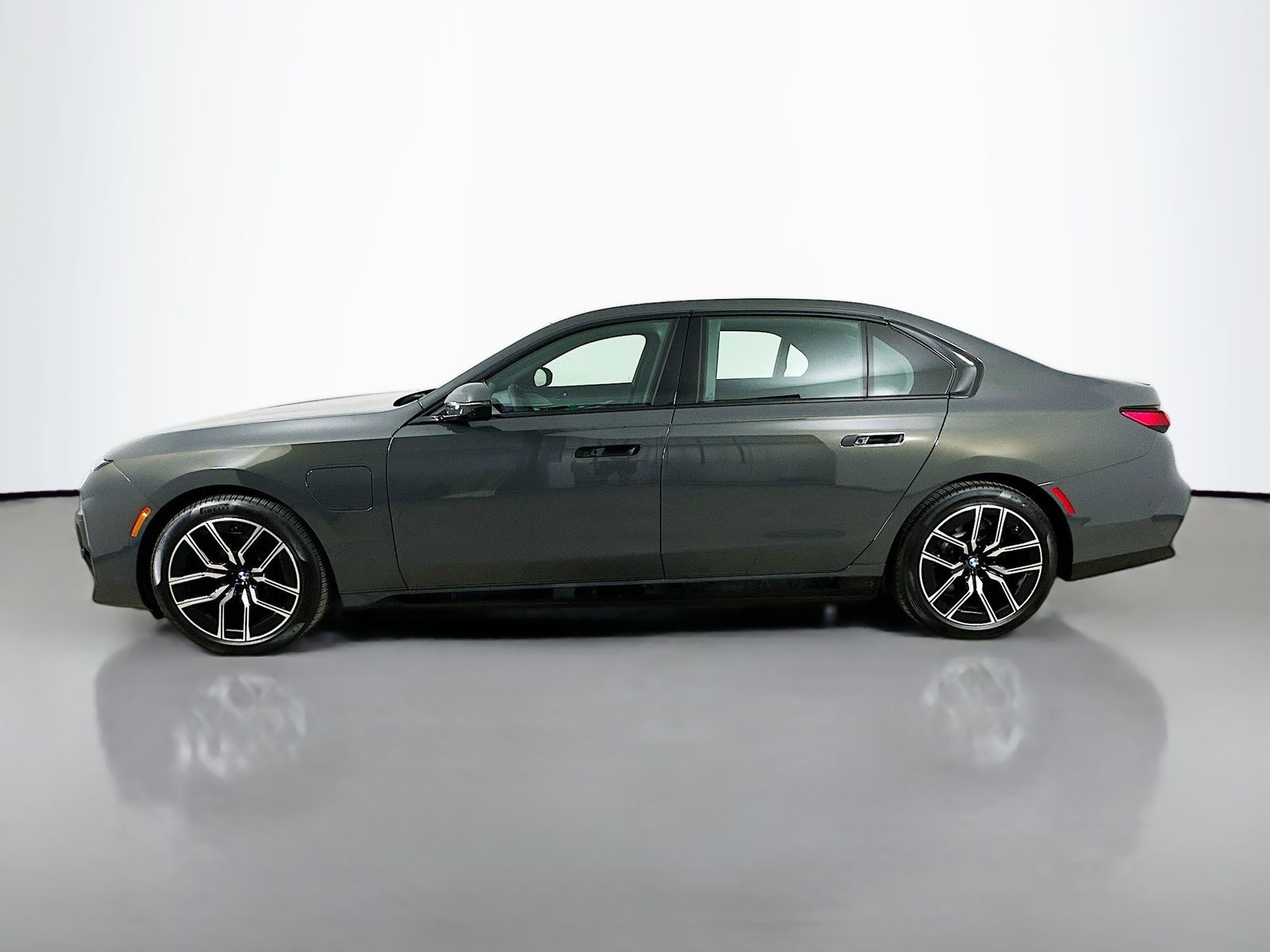 2026 BMW 7 Series 750e - Photo 8