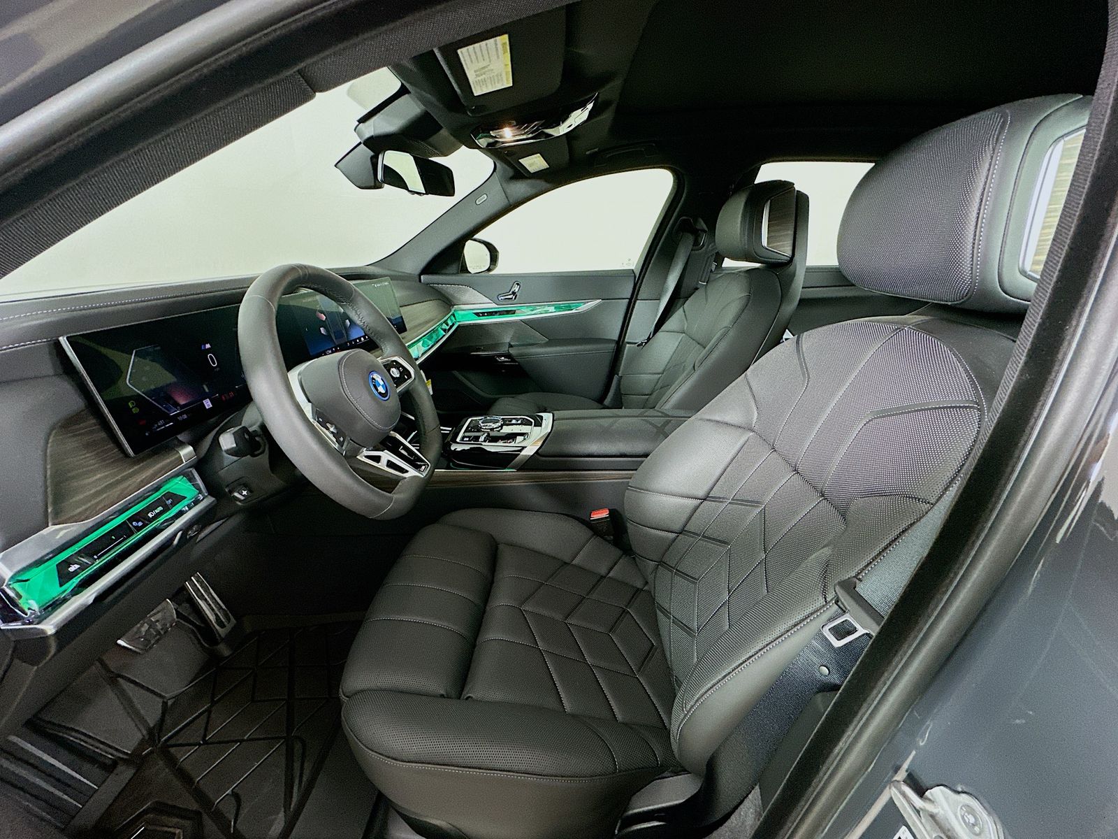 2026 BMW 7 Series 750e - Photo 32