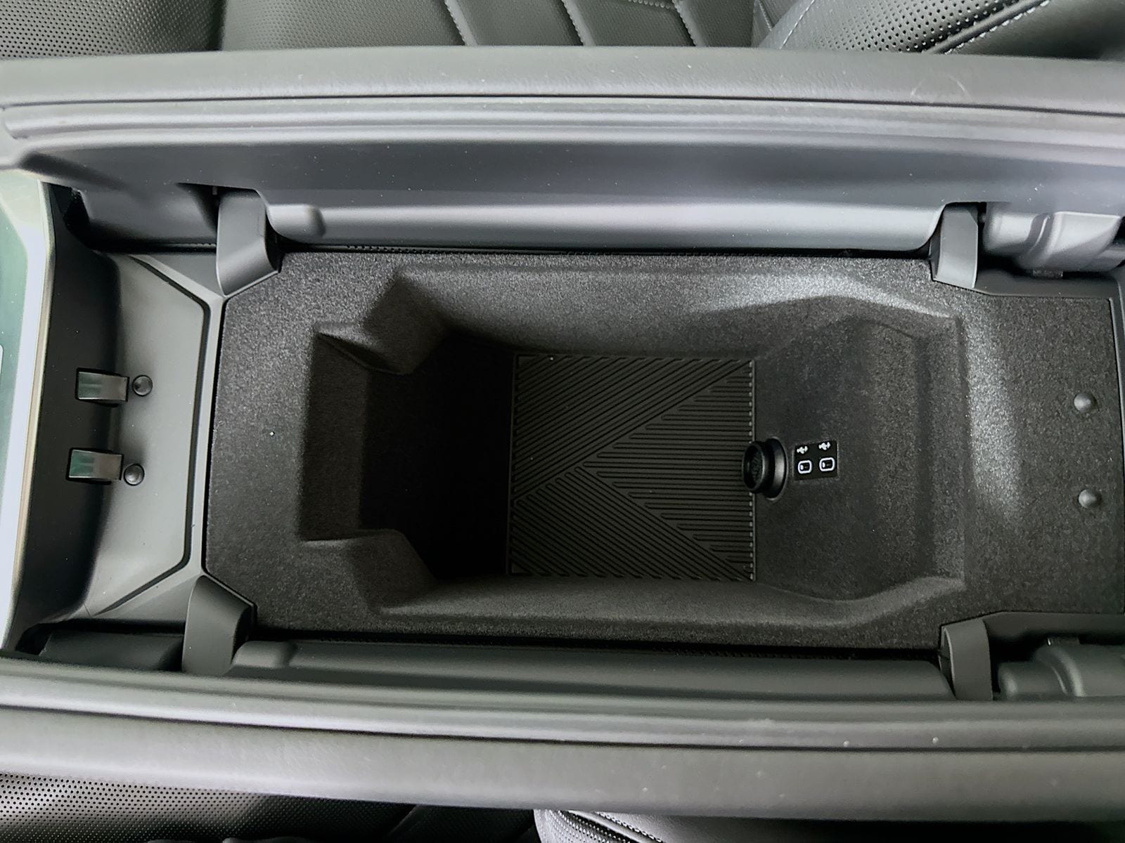 2026 BMW 7 Series 750e - Photo 28
