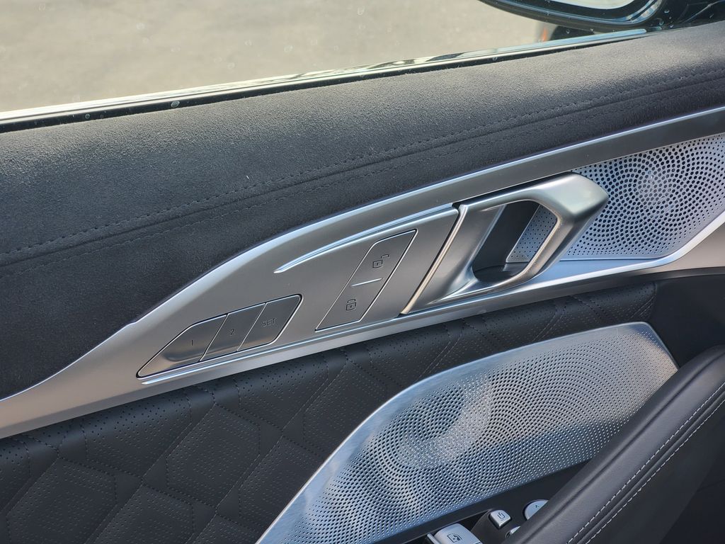 2026 BMW 8 Series M850i - Photo 7