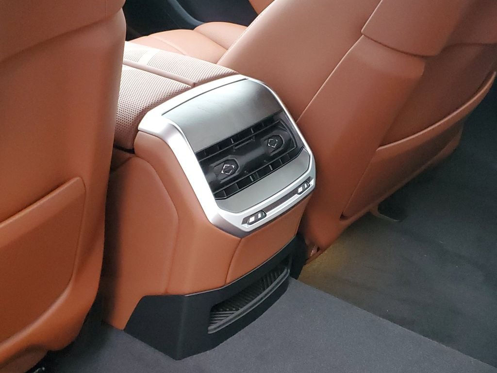 2025 BMW i7 50 - Photo 25