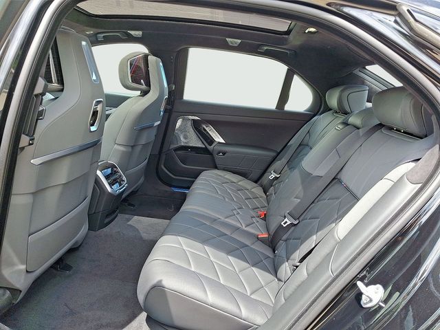 2025 BMW 7 Series 760i - Photo 6