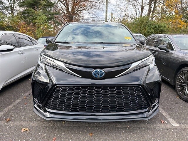 2022 Toyota Sienna XSE photo 2