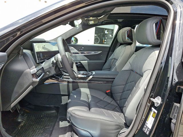 2025 BMW 7 Series 760i - Photo 9