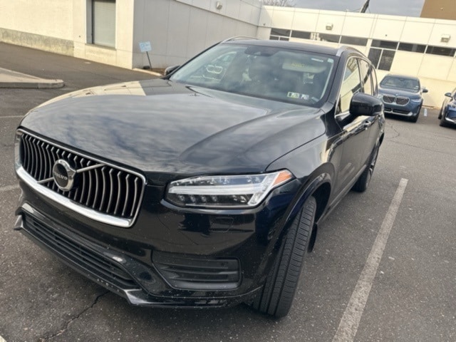 2022 Volvo XC90 Momentum's photo