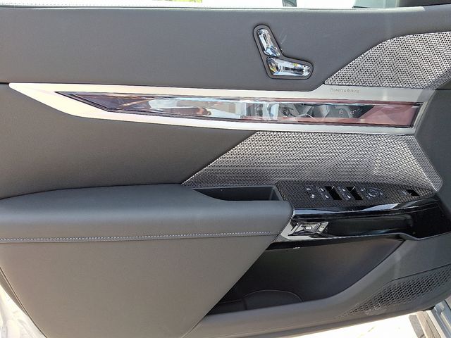 2025 BMW 7 Series 760i - Photo 8