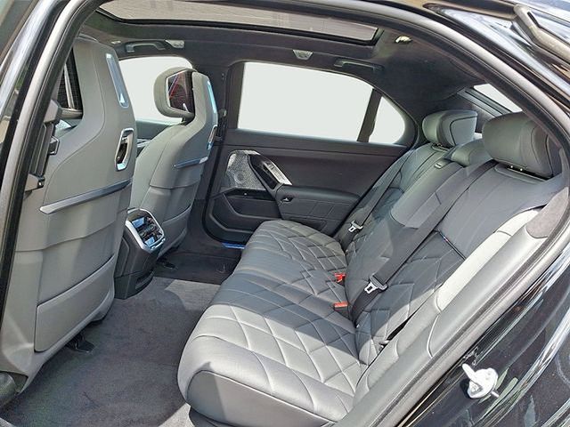2025 BMW 7 Series 760i - Photo 6