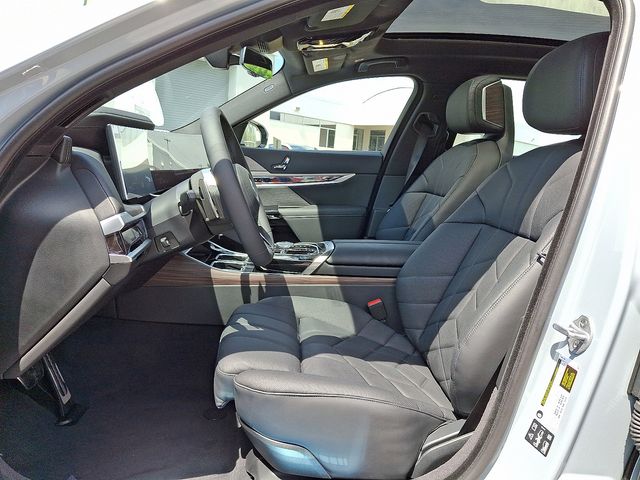 2025 BMW 7 Series 760i - Photo 9