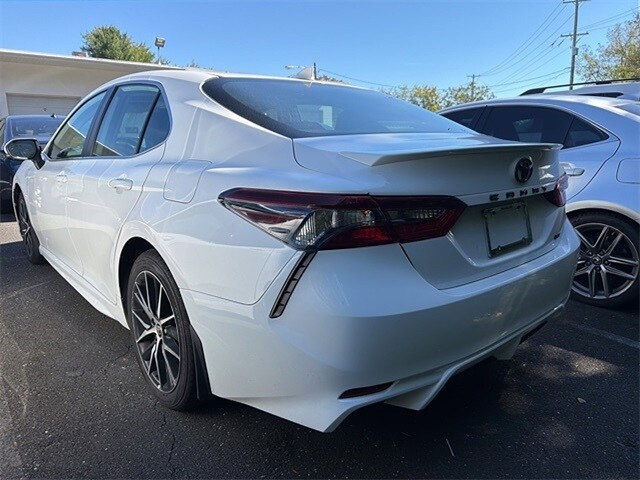 2022 Toyota Camry SE photo 3
