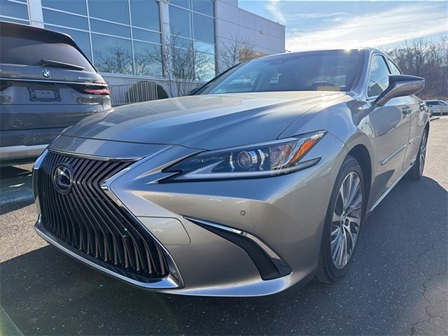 2019 Lexus ES Hybrid 300h's photo