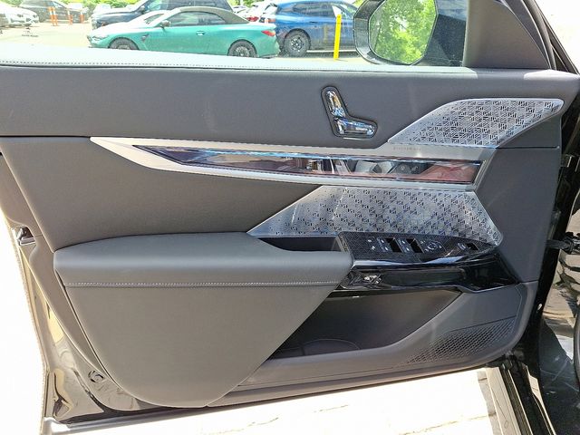 2025 BMW 7 Series 760i - Photo 8