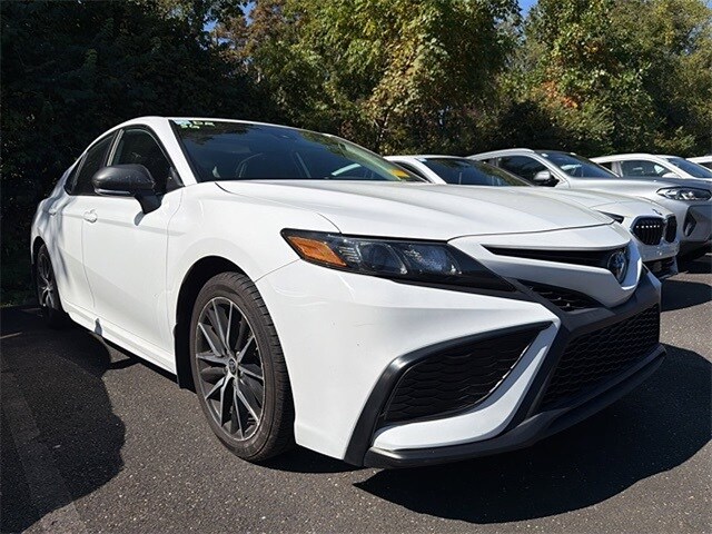 2022 Toyota Camry SE photo 2