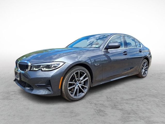 2022 BMW 3 Series 330e xDrive Sedan's photo