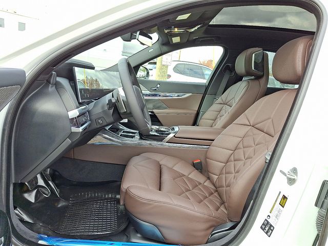 2026 BMW 7 Series 740i - Photo 9