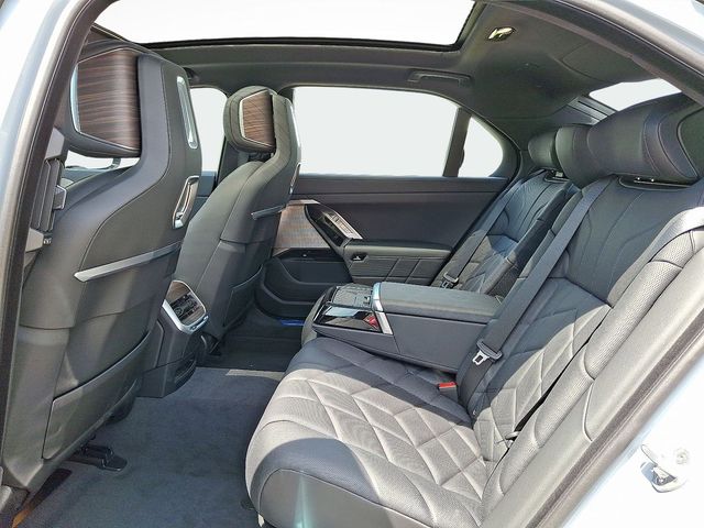 2025 BMW 7 Series 760i - Photo 6
