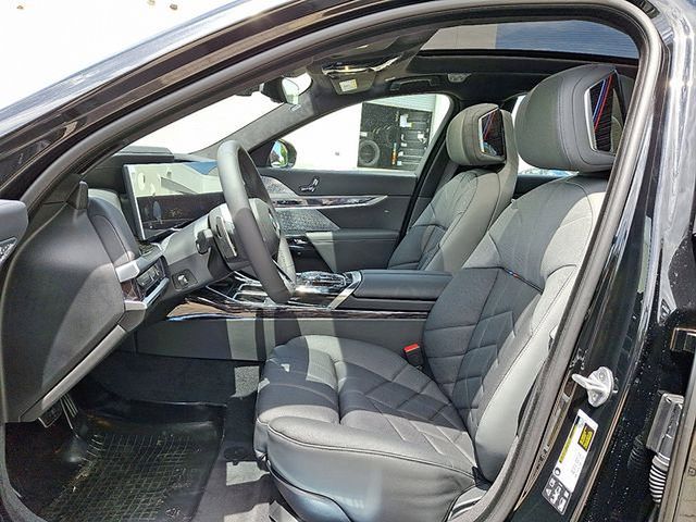 2025 BMW 7 Series 760i - Photo 9