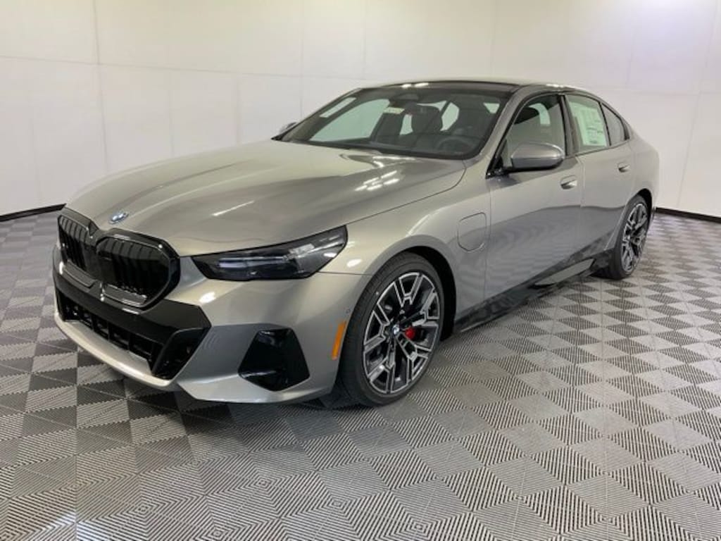 New 2026 BMW 550e xDrive Sedan