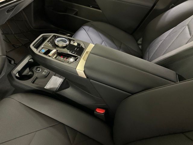 2026 BMW iX 45 - Photo 16