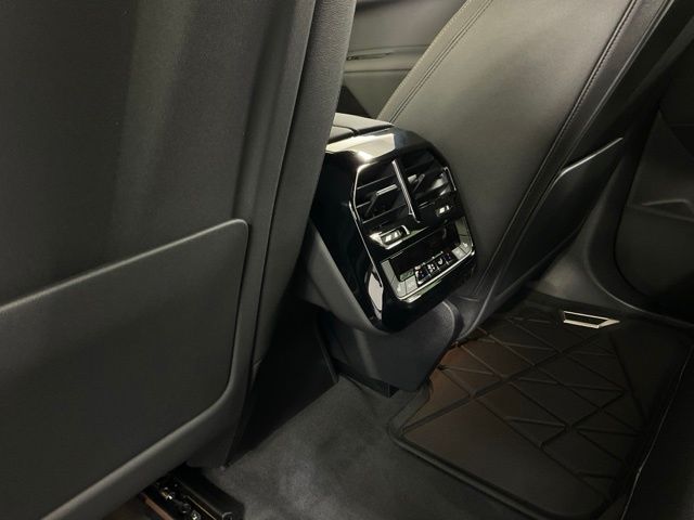 2026 BMW iX 45 - Photo 17