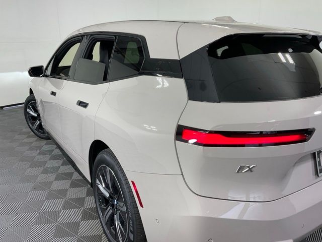 2026 BMW iX 45 - Photo 39