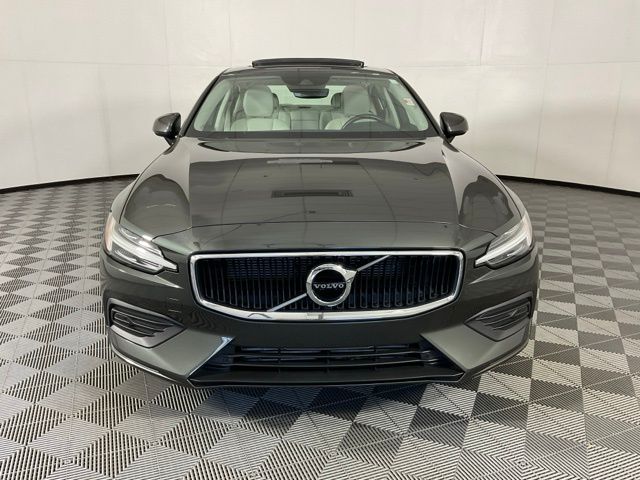 2020 Volvo S60 T6 Momentum photo 2