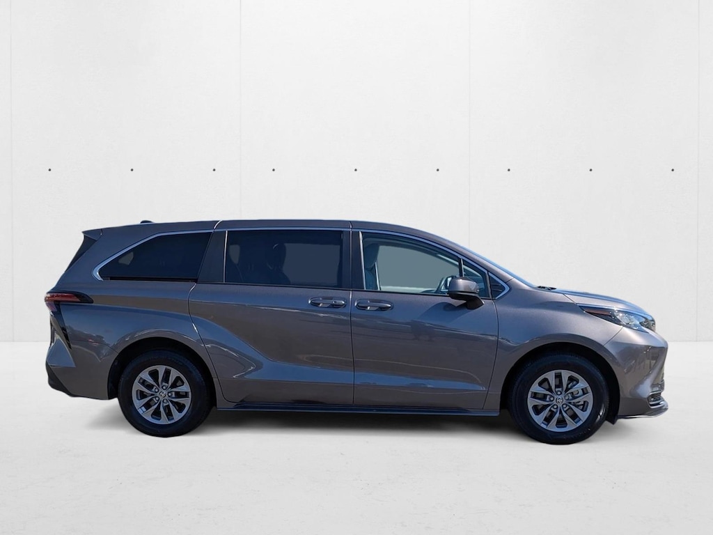 Used 2022 Toyota Sienna LE 8 Passenger Van Passenger Van