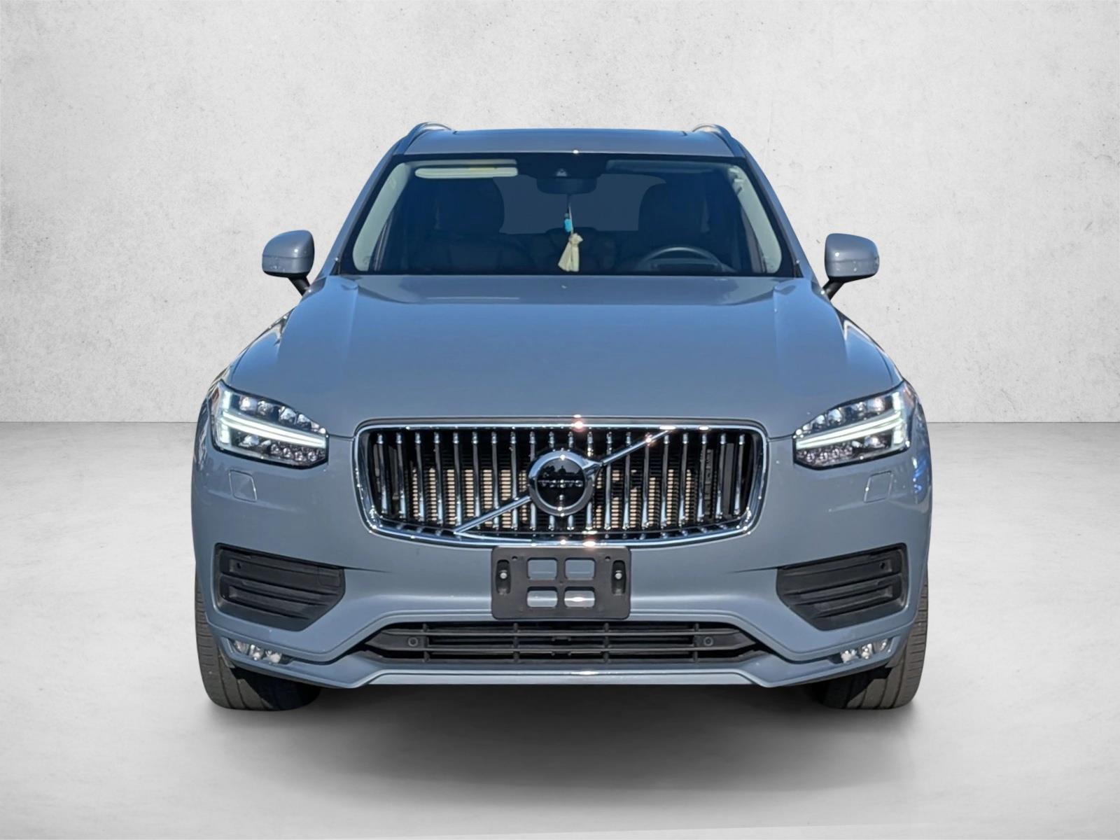 2022 Volvo XC90 T6 AWD Momentum photo 2