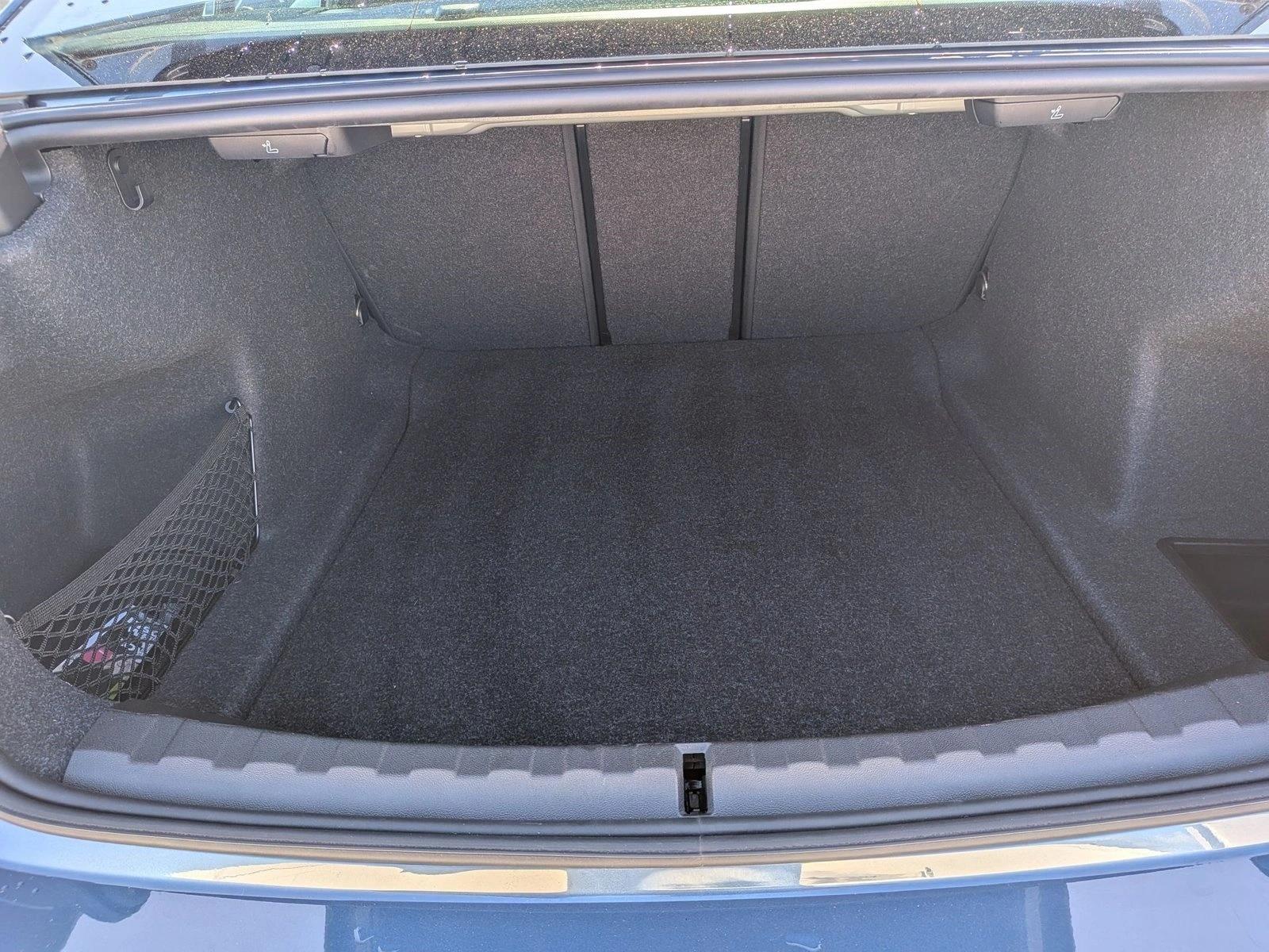 2025 BMW 330i photo 5