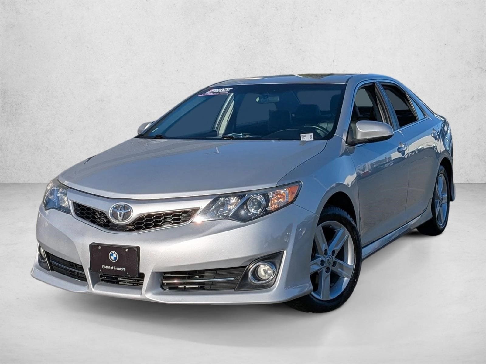 2014 Toyota Camry SE's photo