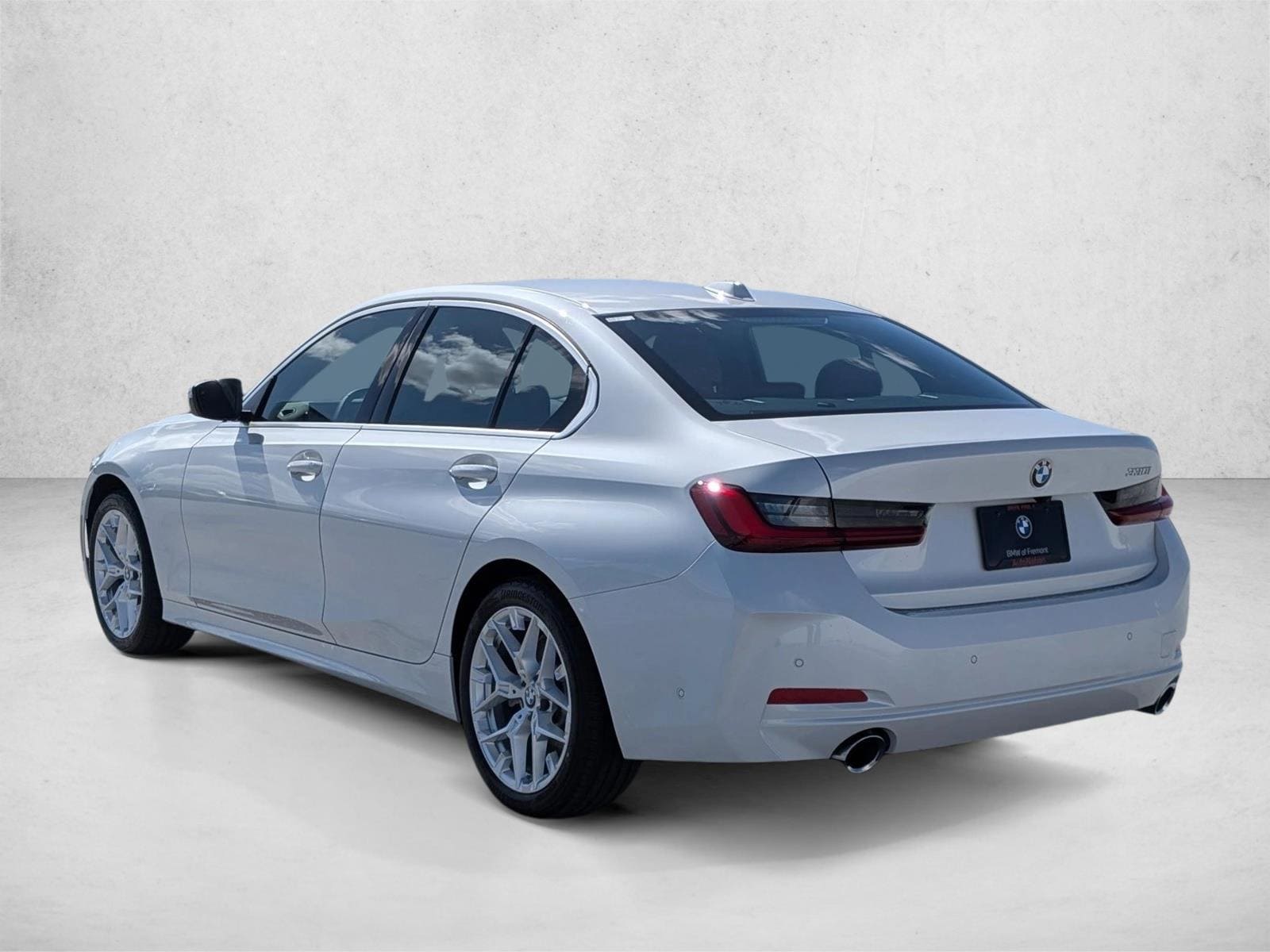 2025 BMW 330i photo 3