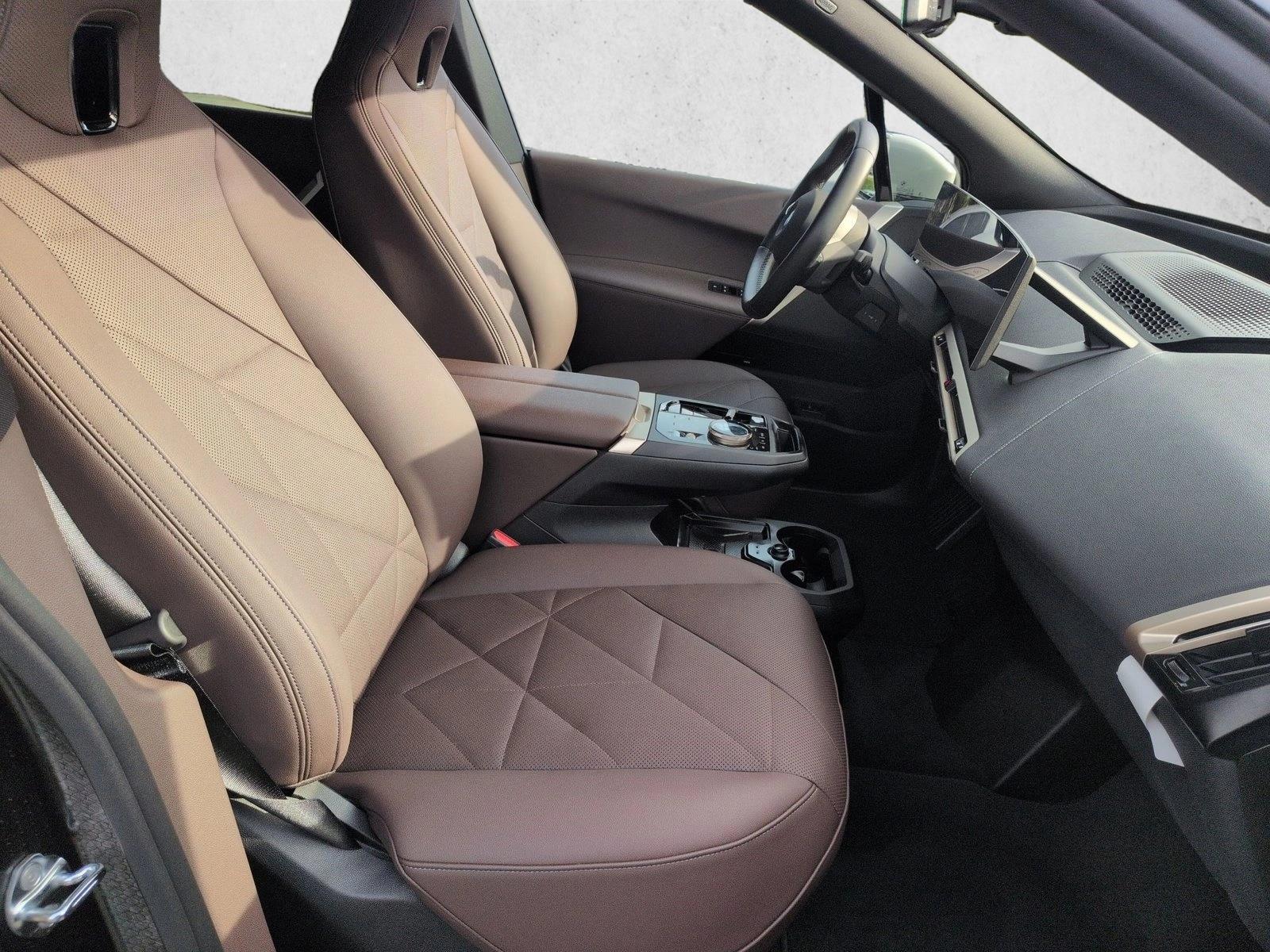 2026 BMW iX 60 - Photo 22