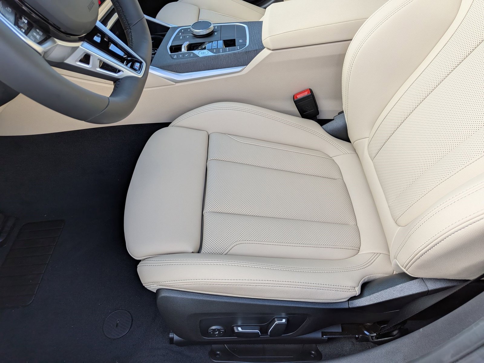 2025 BMW 330i photo 4