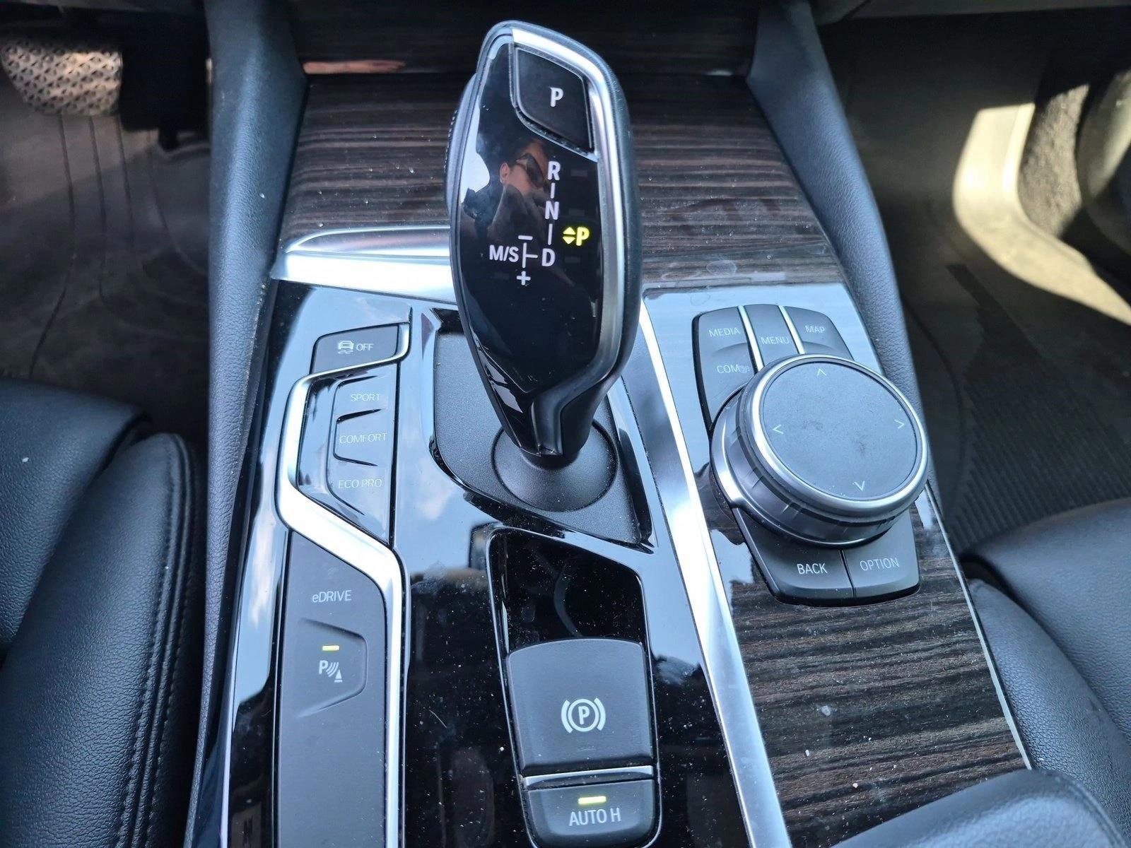 2019 BMW 5 Series 530e - Photo 10