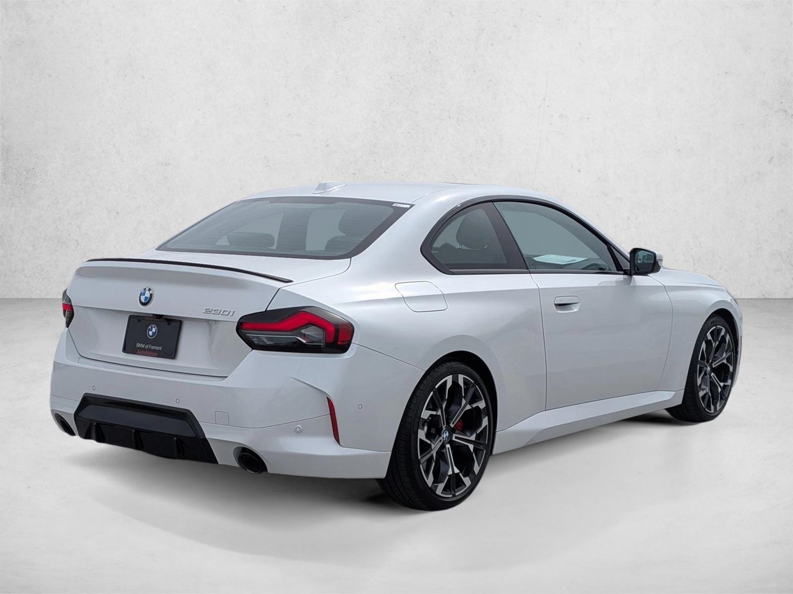 2025 BMW 230i photo 4