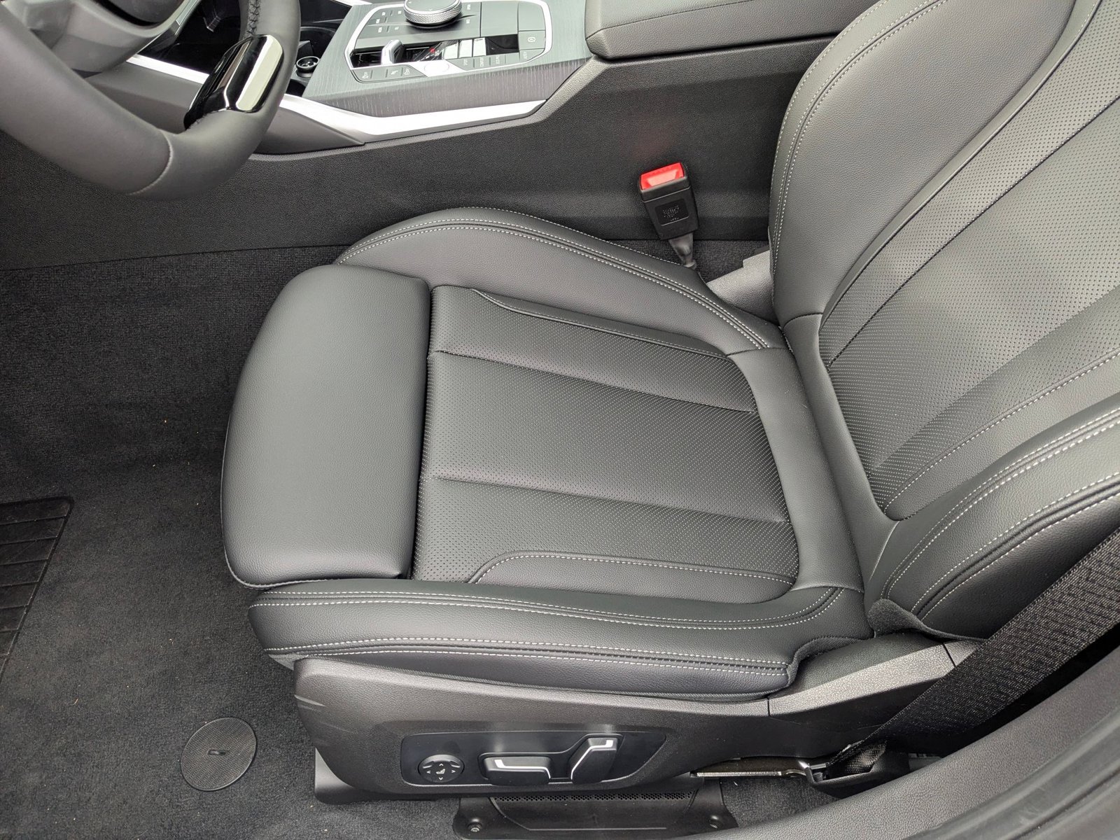 2025 BMW 330i photo 4