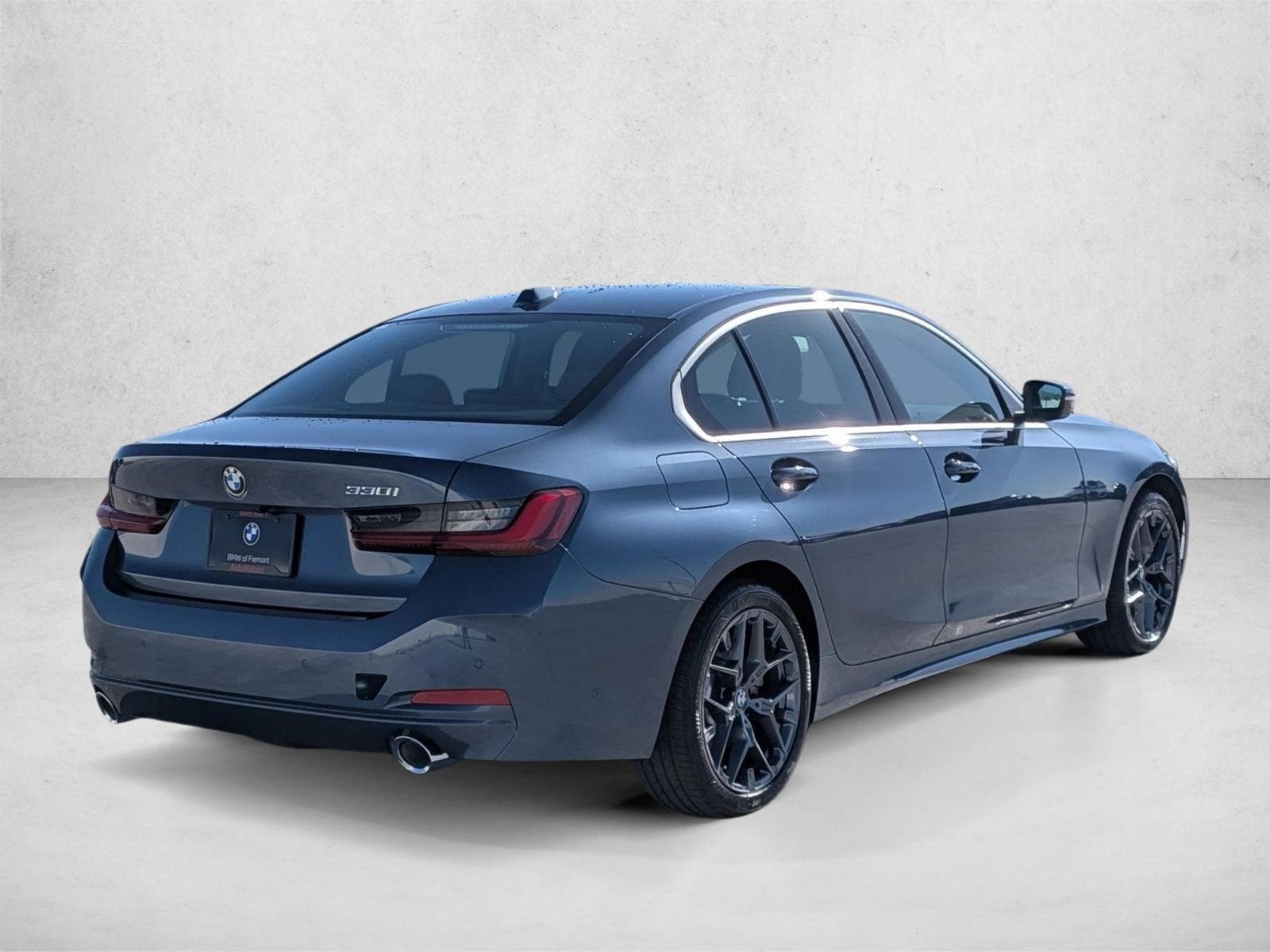 2025 BMW 330i photo 4