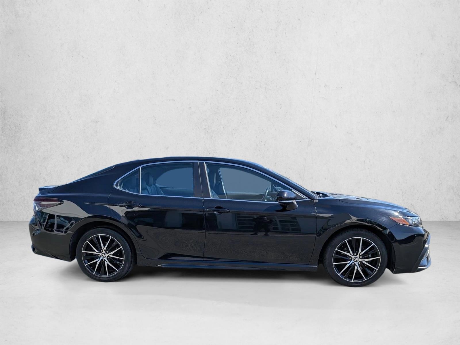 2022 Toyota Camry SE photo 4