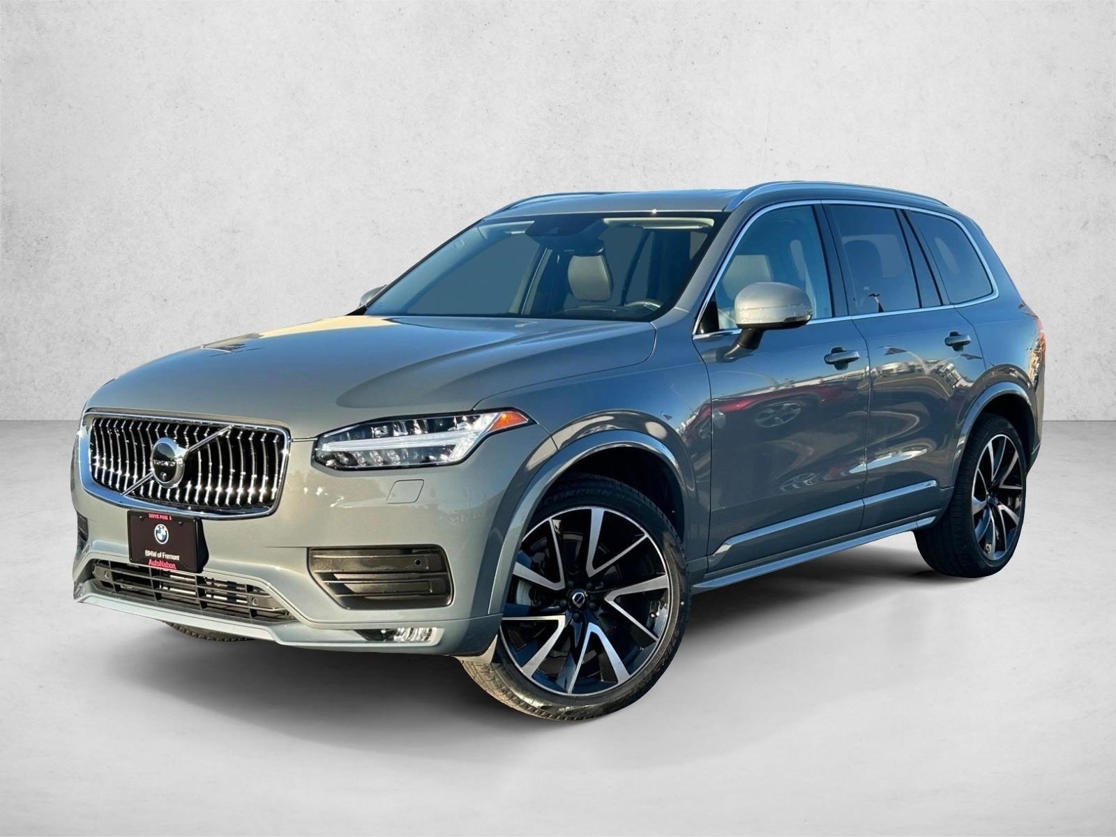 2022 Volvo XC90 Momentum's photo