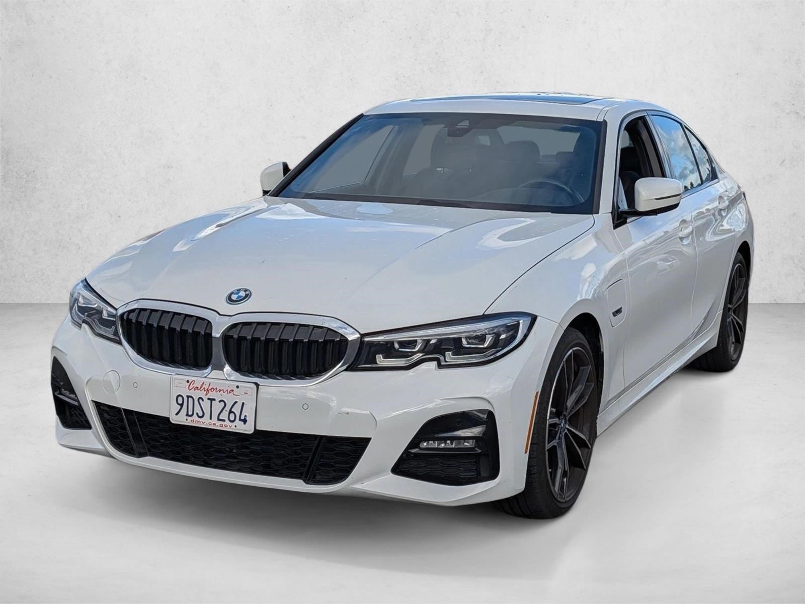 2022 BMW 3 Series 330e's photo