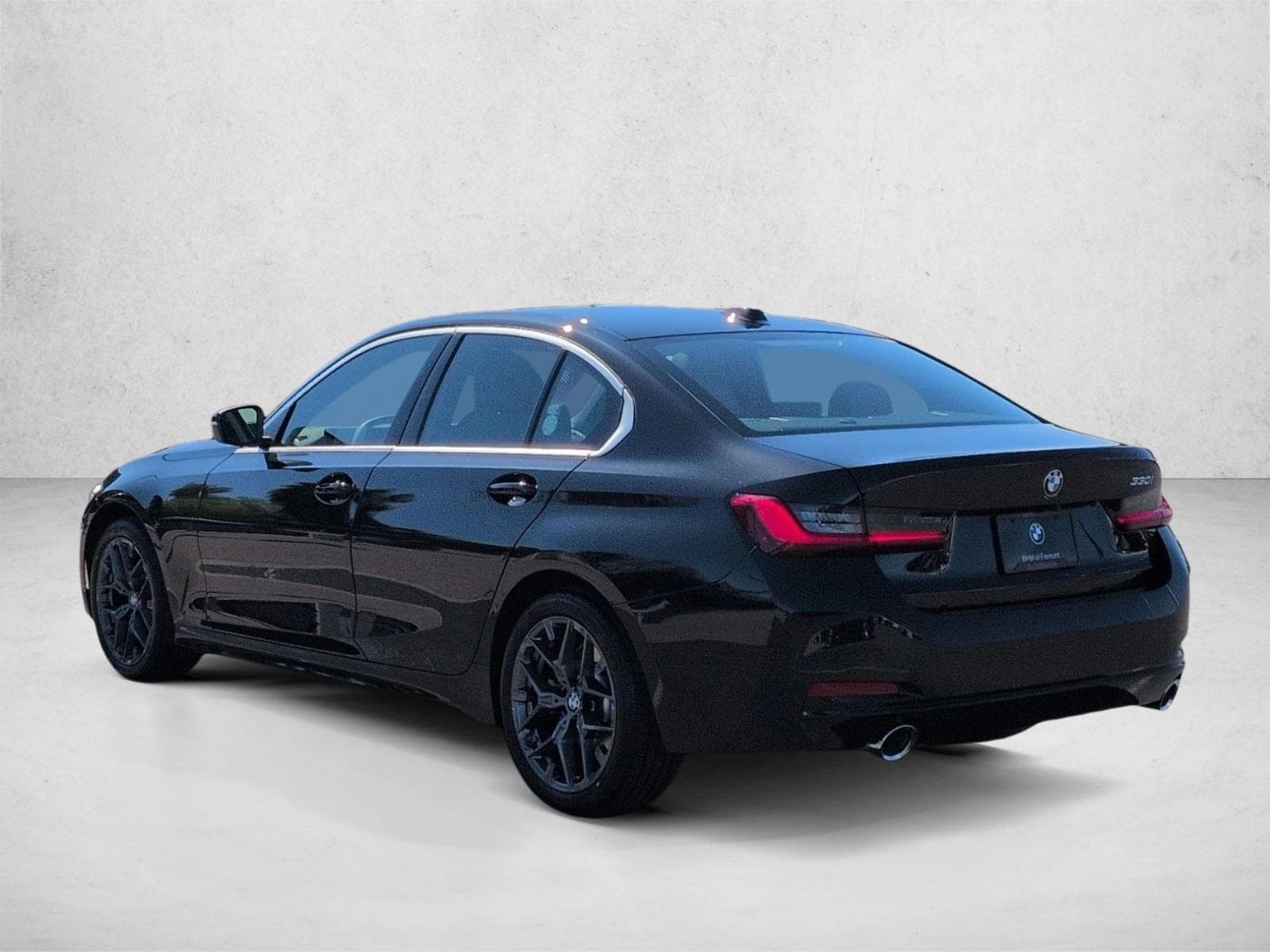 2025 BMW 330i photo 3