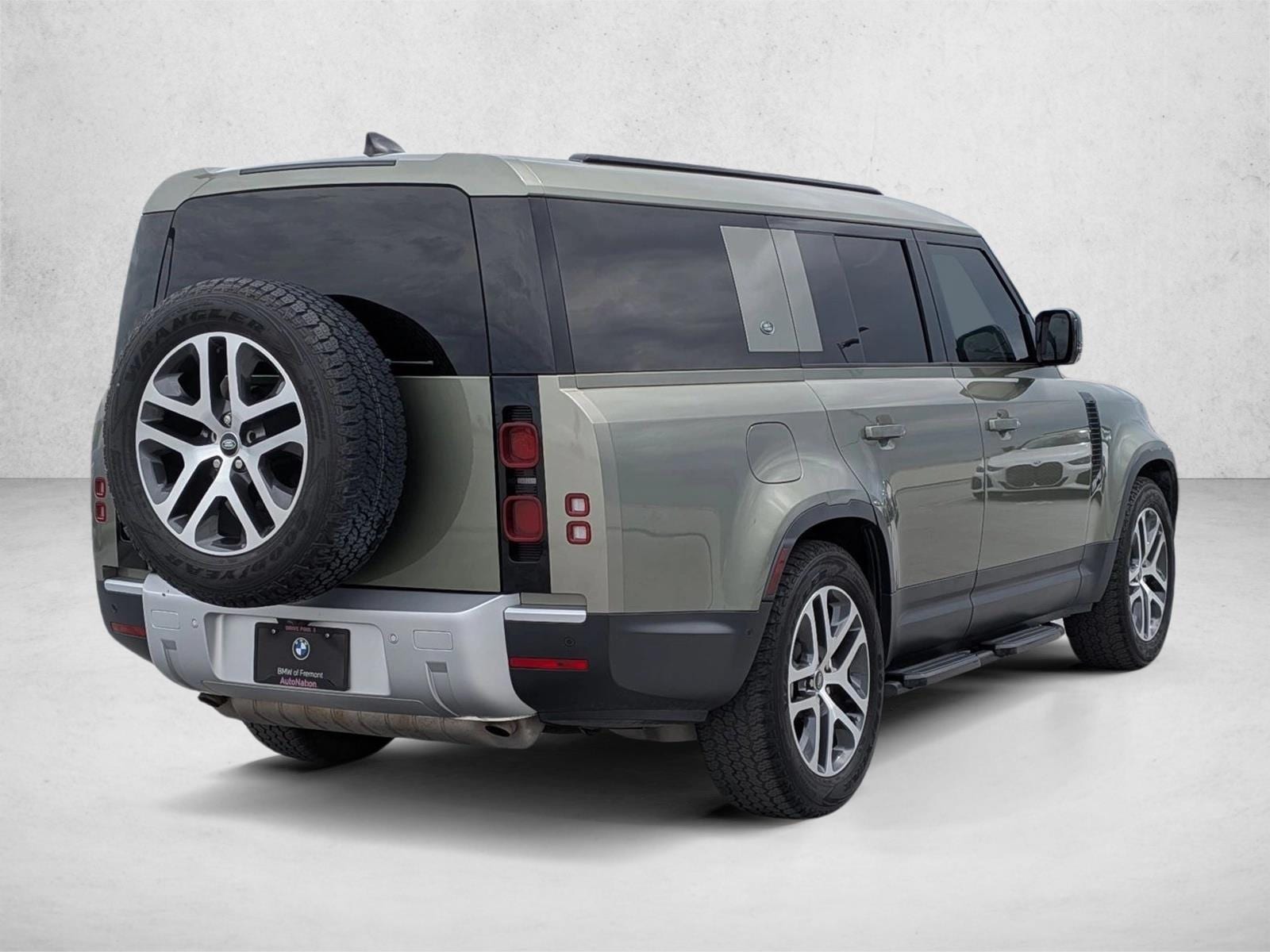 2024 Land Rover Defender 130 S photo 4