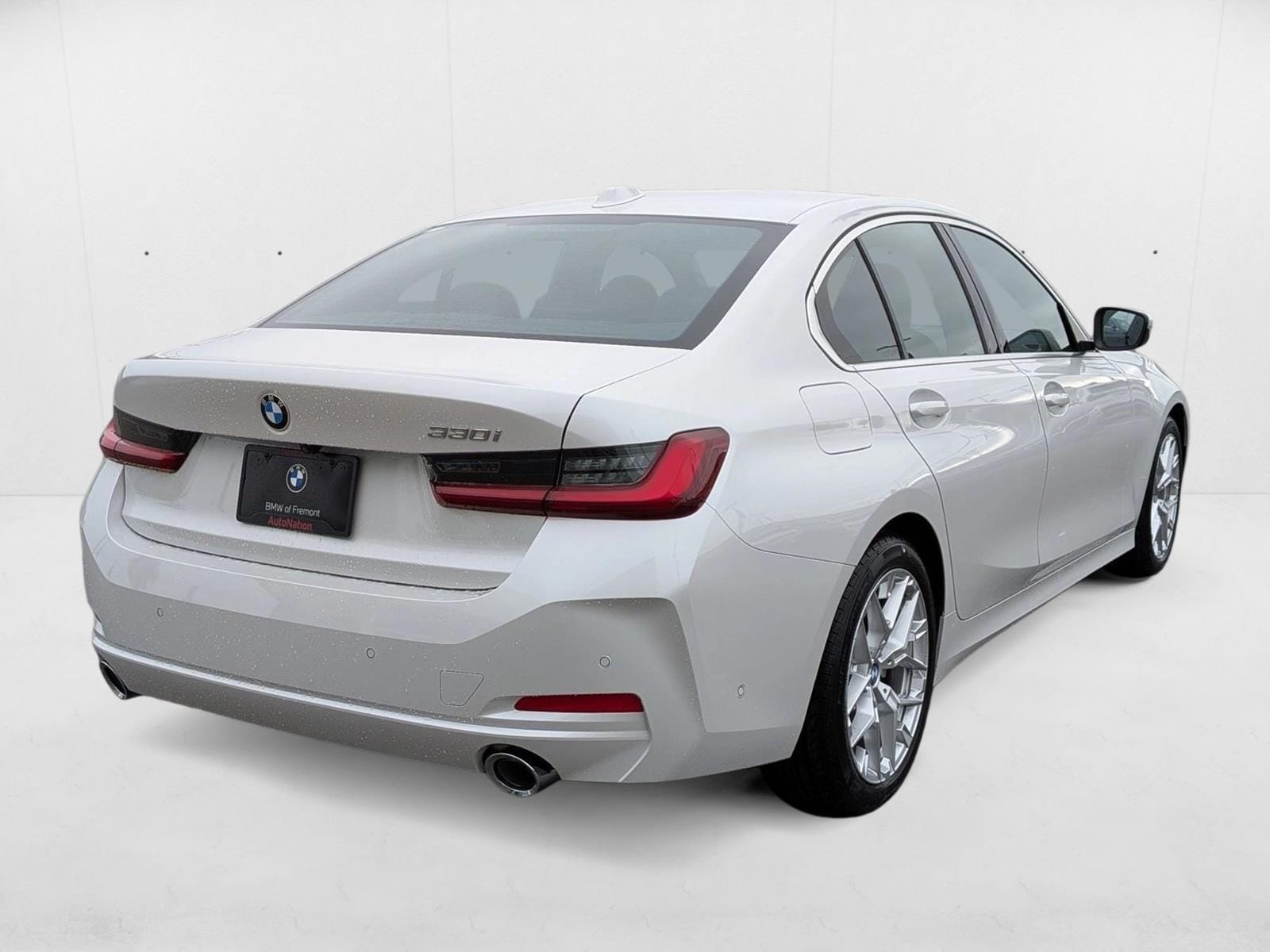 2025 BMW 330i photo 2