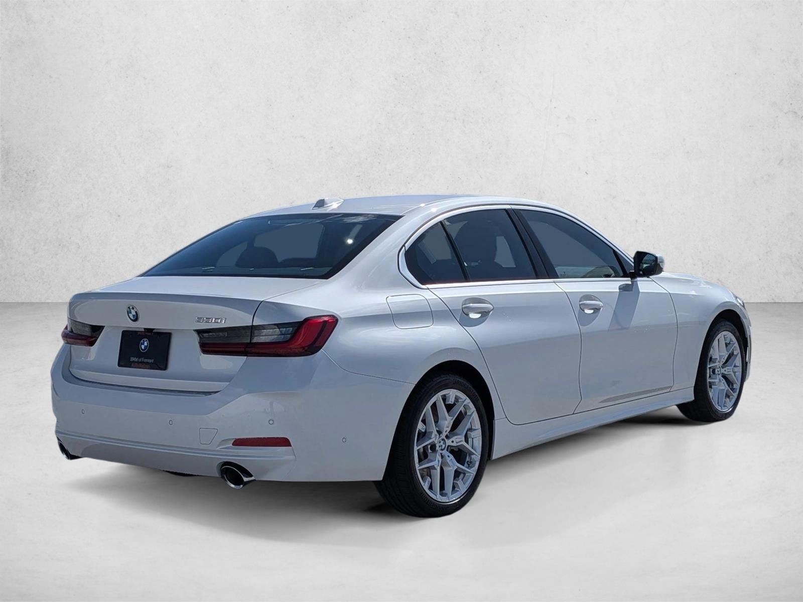 2025 BMW 330i photo 4